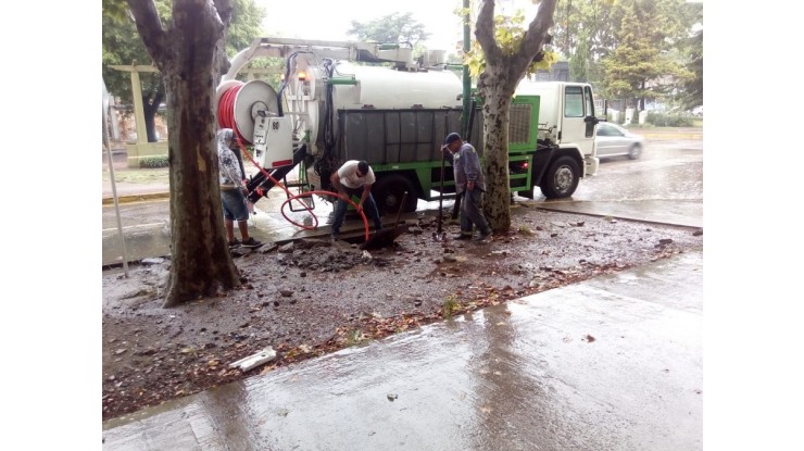 Operativos de saneamiento hidráulico y limpieza en distintos barrios 